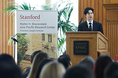 EXO成员SUHO美国斯坦福大学韩国学会议图片 1.jpg