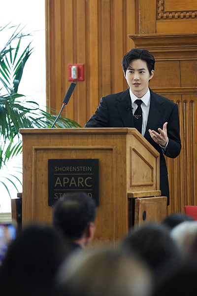 EXO成员SUHO美国斯坦福大学韩国学会议图片 2.jpg