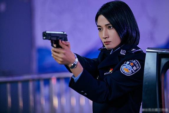冯文娟化身飒爽女警 举枪姿势酷帅.jpg