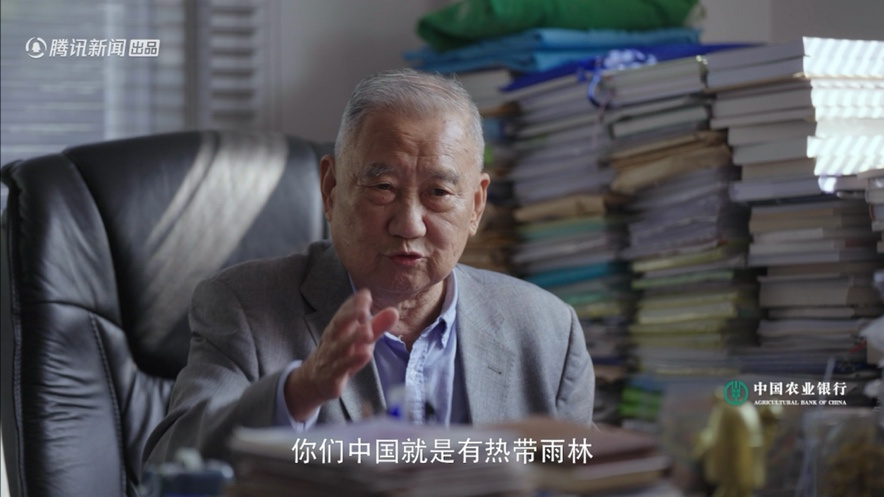 穿着西装笔挺的男子与配字

描述已自动生成