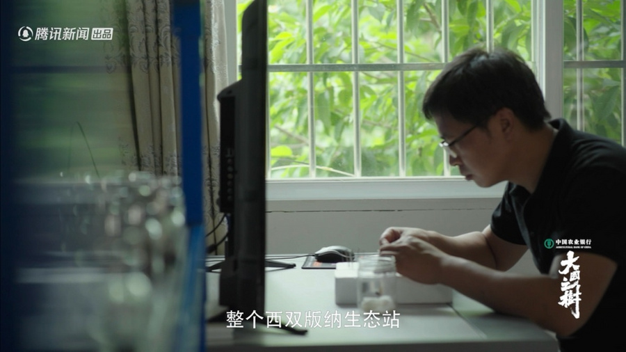 图片包含 窗户, 人, 室内, 桌子

描述已自动生成